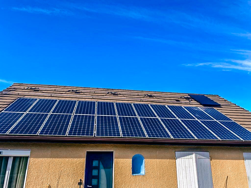 Installation de panneaux solaires Bourgeois par ECONHOME Énergie