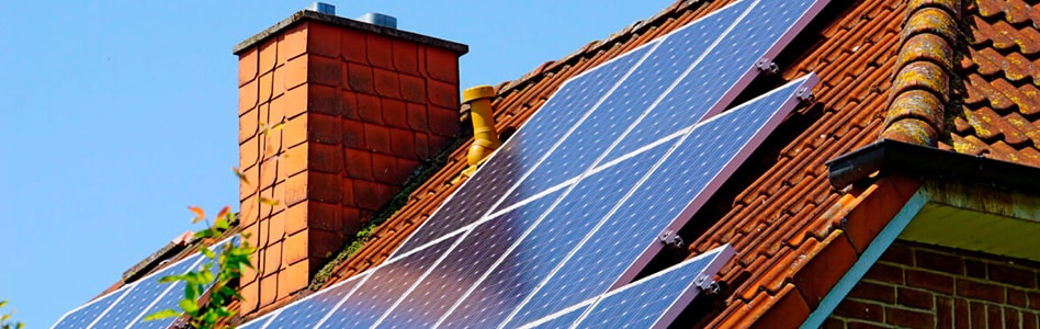 Panneaux solaires photovoltaïques installés sur une maison à Toulouse